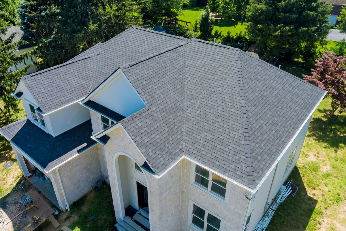 Roofing construction with new shingles