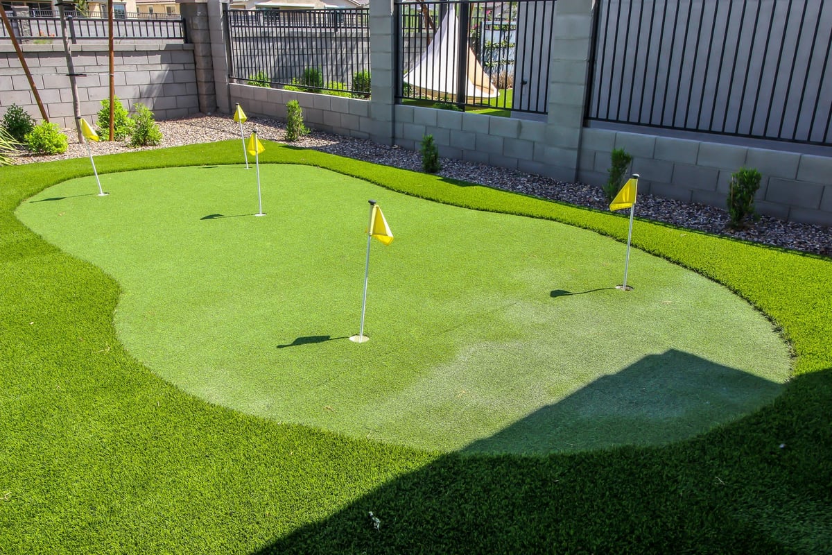 Artificial turf putting green installation